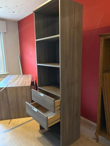Ladekast met legplanken beschikbaar voor biedingen