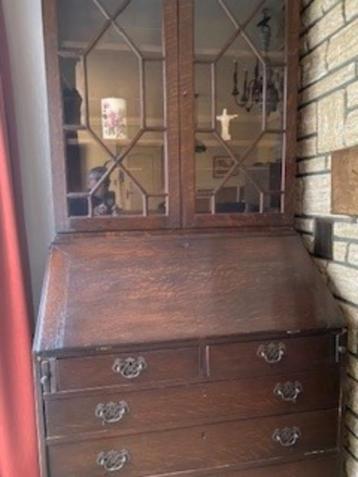 Eikenhouten secretaire beschikbaar voor biedingen