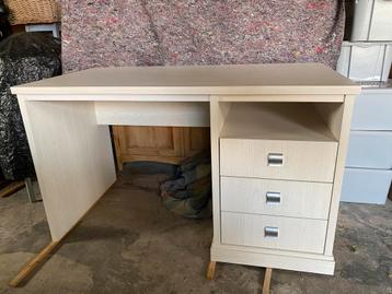 Te koop mooi wit bureau beschikbaar voor biedingen
