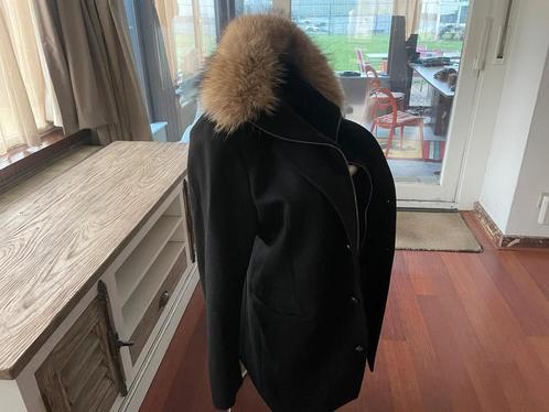 Design Ikks herenjas 3/4 zwart dubbele sluiting +pels kraag, Kleding | Dames, Jassen | Winter, Zo goed als nieuw, Maat 42/44 (L)