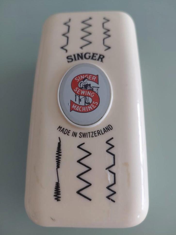 Orgineel Singer bakelieten zigzag doosje jaren 50 Swiss, Antiek en Kunst, Curiosa en Brocante, Ophalen of Verzenden