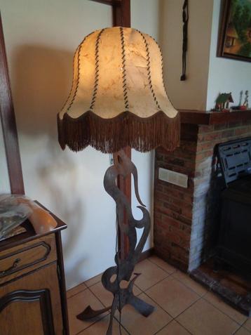 Lampadaire vintage avec base en fer spéciale disponible aux enchères