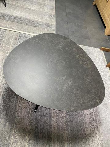 Moderne salontafel van glaskeramiek beschikbaar voor biedingen