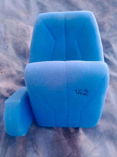 3 genummerde theaterstoelen 142 - 143 - 144, Huis en Inrichting, Stoelen, Gebruikt, Drie, Stof, Blauw, Ophalen