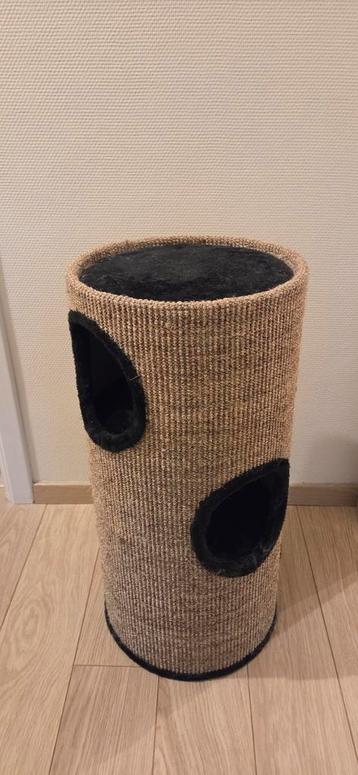 Katten krabpaal en mand beschikbaar voor biedingen