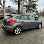 Ford Focus 2015,  79.500km  benzine, Auto's, Ford, Stof, 5 deurs, Particulier, Zilver of Grijs