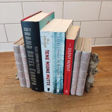 Boekensteunset met muisjes beschikbaar voor biedingen
