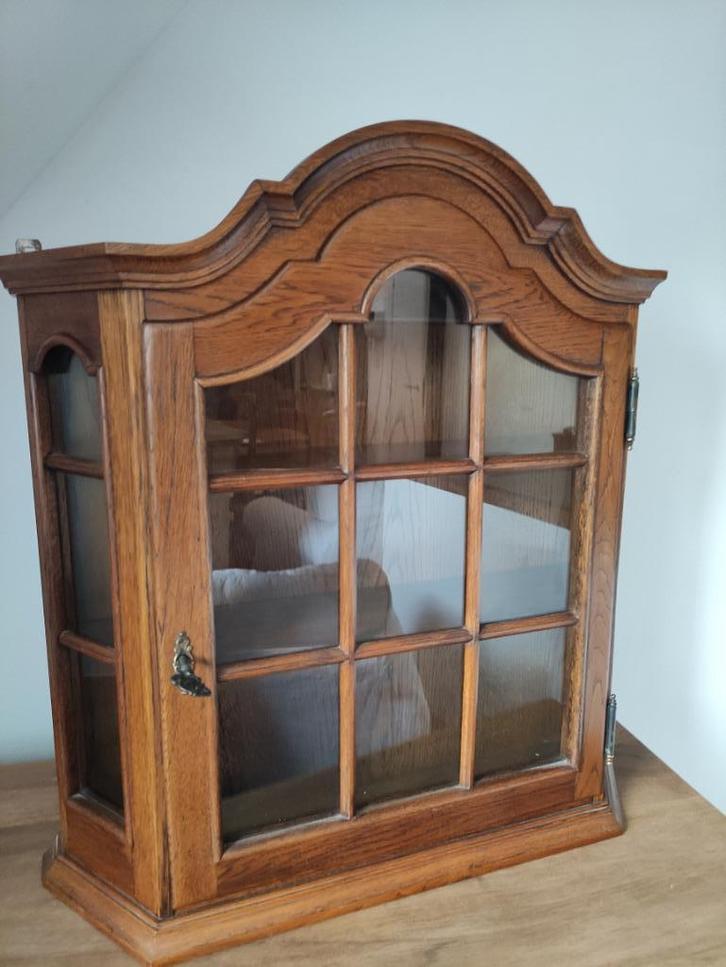 GEZELLIGE MASSIEF HOUTEN SHOWCASE, Huis en Inrichting, Kasten | Vitrinekasten, Zo goed als nieuw, Met deur(en), Met plank(en)