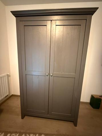 Tienerkamer in grijs gelakt hout - bed, kast en nachttafel beschikbaar voor biedingen