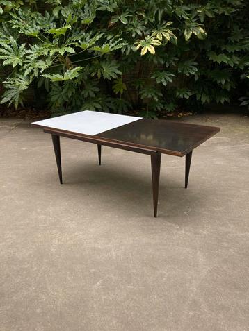 Vintage retro 50s salontafel donkergebeitst met wit laminaat beschikbaar voor biedingen