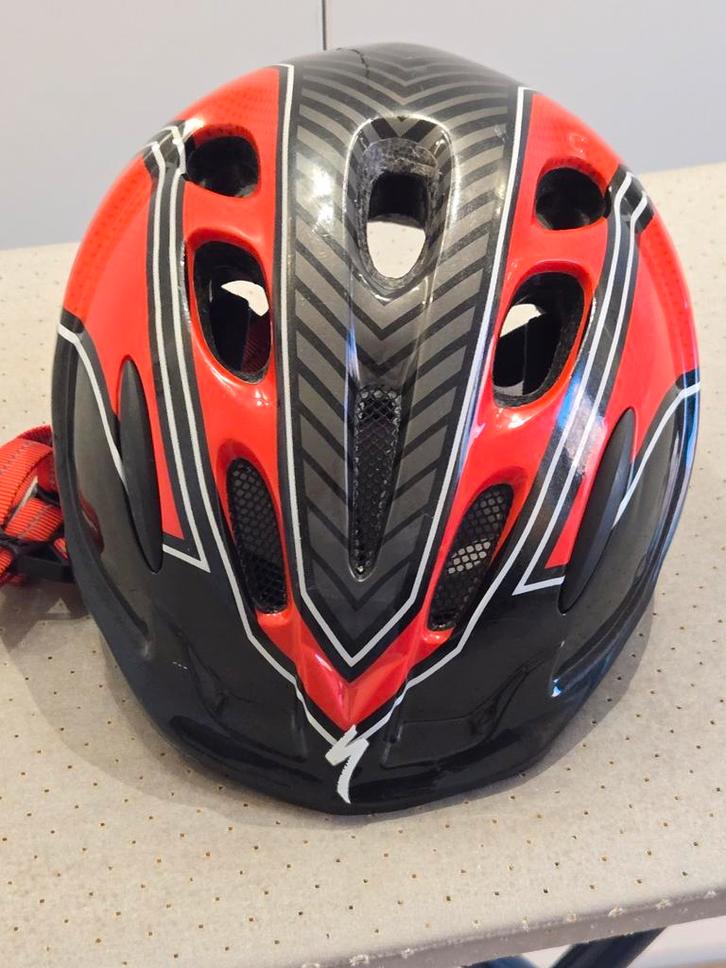 Opvallend kinderhelm maat staat er binnen in in perfecte, Fietsen en Brommers, Fietsaccessoires | Fietshelmen, Zo goed als nieuw