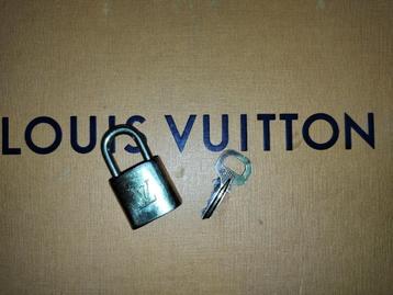 Louis Vuitton Slot+sleutel. Authentiek beschikbaar voor biedingen