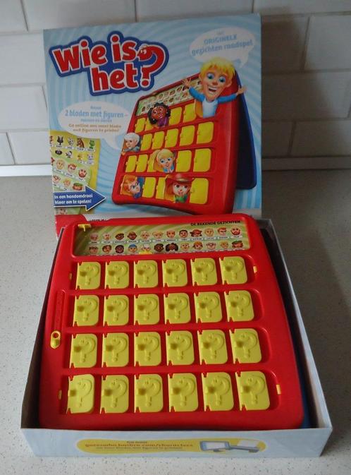 "Wie Is Het ?" van Hasbro met omkeerbare spelfiches., Hobby en Vrije tijd, Gezelschapsspellen | Overige, Zo goed als nieuw, Een of twee spelers