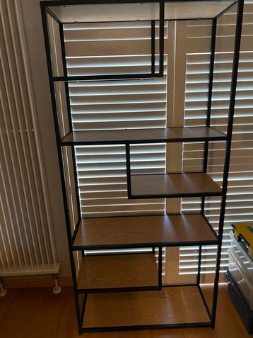 Industriële rek van metaal en hout beschikbaar voor biedingen