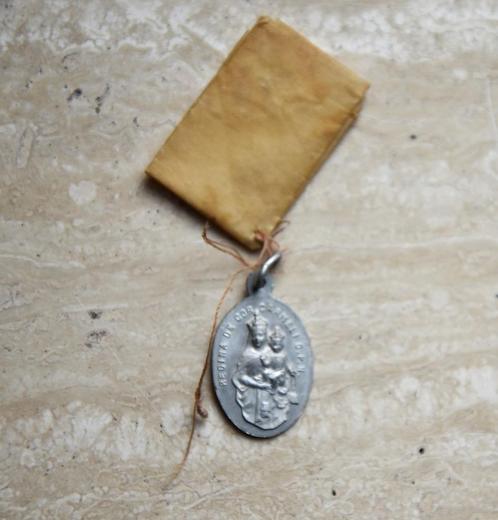 MEDAILLE S. Berte reliek, Postzegels en Munten, Penningen en Medailles, Verzenden