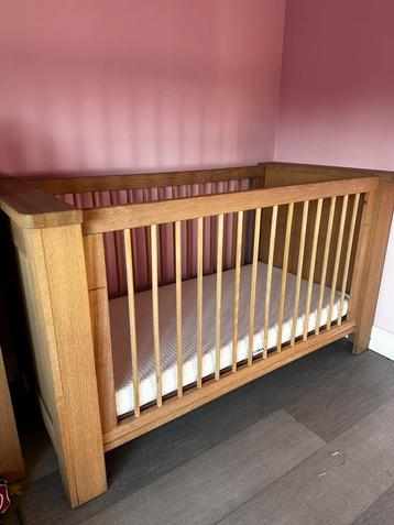 Babybed + extra nieuwe matras beschikbaar voor biedingen