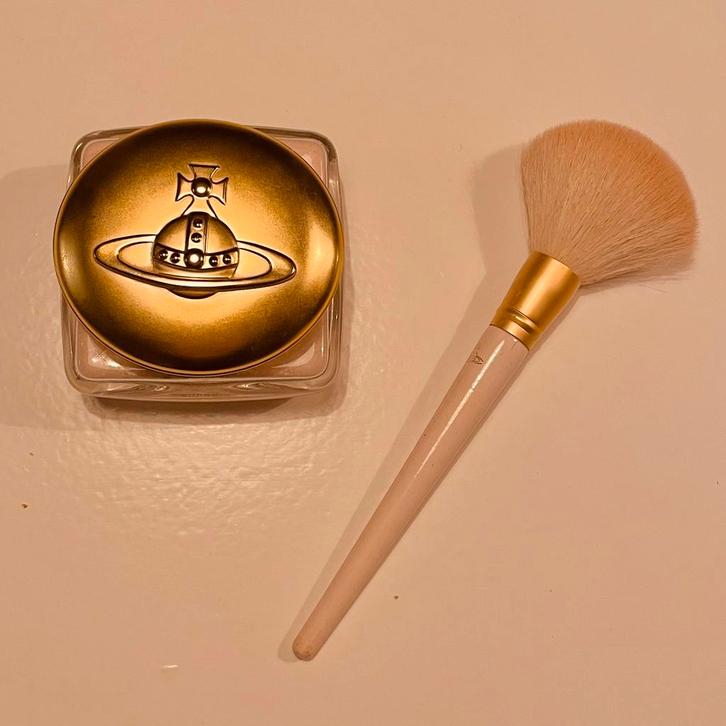Vivienne Westwood Boudoir Satin Dusting Powder 3.5oz/100g, Handtassen en Accessoires, Uiterlijk | Cosmetica en Make-up, Ophalen