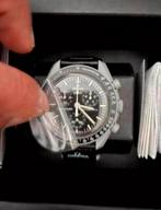 Montre Swatch Moon oméga neuf, Bijoux, Sacs & Beauté, Enlèvement ou Envoi, Neuf, Noir