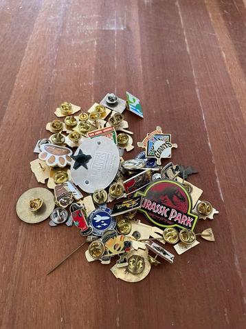 Mystery box of 55 pins beschikbaar voor biedingen