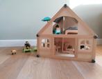 Houten poppenhuis met meubels en poppen, Kinderen en Baby's, Speelgoed | Poppenhuizen, Ophalen, Zo goed als nieuw, Poppenhuis