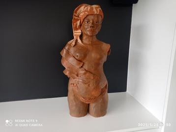 Beeld vrouw gebakken klei ( kunstenares Christien Dutoit) beschikbaar voor biedingen