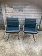 2 lederen stoelen met metalen ondersrtel, Huis en Inrichting, Stoelen, Ophalen, Zo goed als nieuw, Zwart