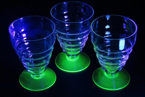 Doyen - 3 wijnglazen met voet in uranium glas - art deco, Antiek en Kunst, Antiek | Glaswerk en Kristal, Ophalen of Verzenden