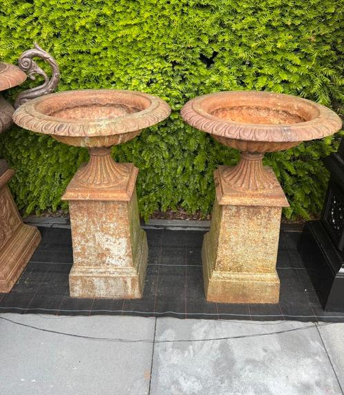 Identiek koppel gietijzeren vazen op sokkel., Tuin en Terras, Tuinvazen, Gebruikt, Ophalen