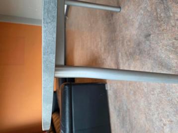 Ronde tafel beschikbaar voor biedingen