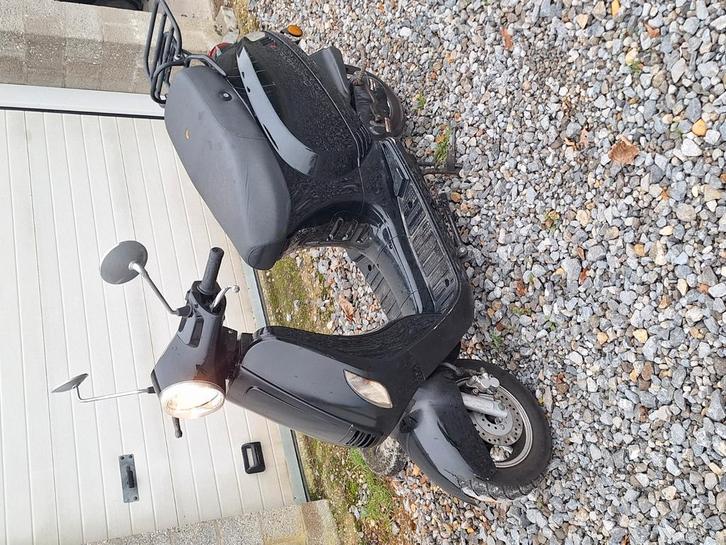 A klasse 50cc start en rijd papieren en sleutel aanwezig, Fietsen en Brommers, Scooters | Vespa, Zo goed als nieuw, Benzine, Ophalen of Verzenden