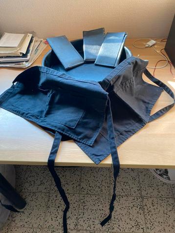 4 dienbladen, 2 opdienschortjes en 3 portefeuilles  beschikbaar voor biedingen