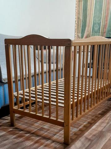 Lit bébé 120 x 60 cm en bois – sans matelas – bon état beschikbaar voor biedingen