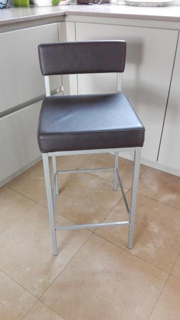 Set van 4 hoge barstoelen/krukken (65H x 38 B x 43D) beschikbaar voor biedingen