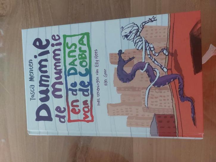 Tosca Menten - Dummie de mummie en de dans van de cobra, Boeken, Kinderboeken | Jeugd | onder 10 jaar, Zo goed als nieuw, Ophalen of Verzenden