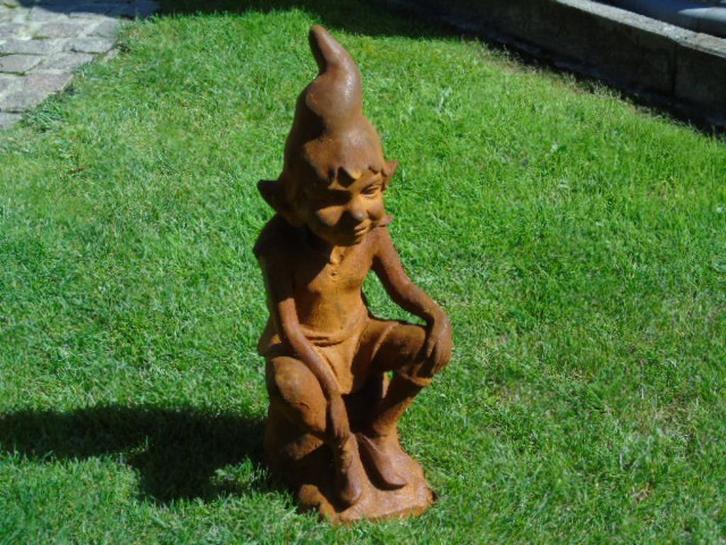 Trol of imp die in roestig gietijzer zit..., Tuin en Terras, Tuinwanddecoratie, Nieuw, Ophalen