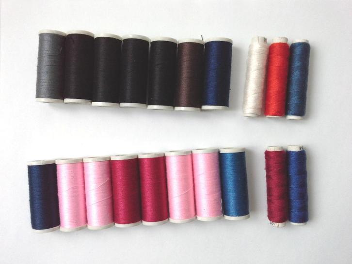 Lot de 20 bobines de fil à coudre 100% polyester neuves, Hobby en Vrije tijd, Naaien en Fournituren, Nieuw, Garen of Naald(en)