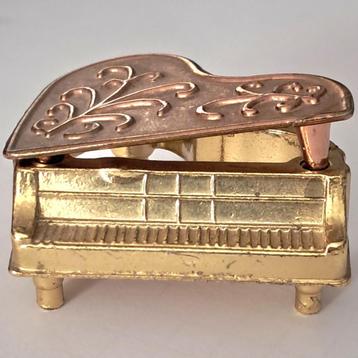 Miniatuur piano in metaal beschikbaar voor biedingen