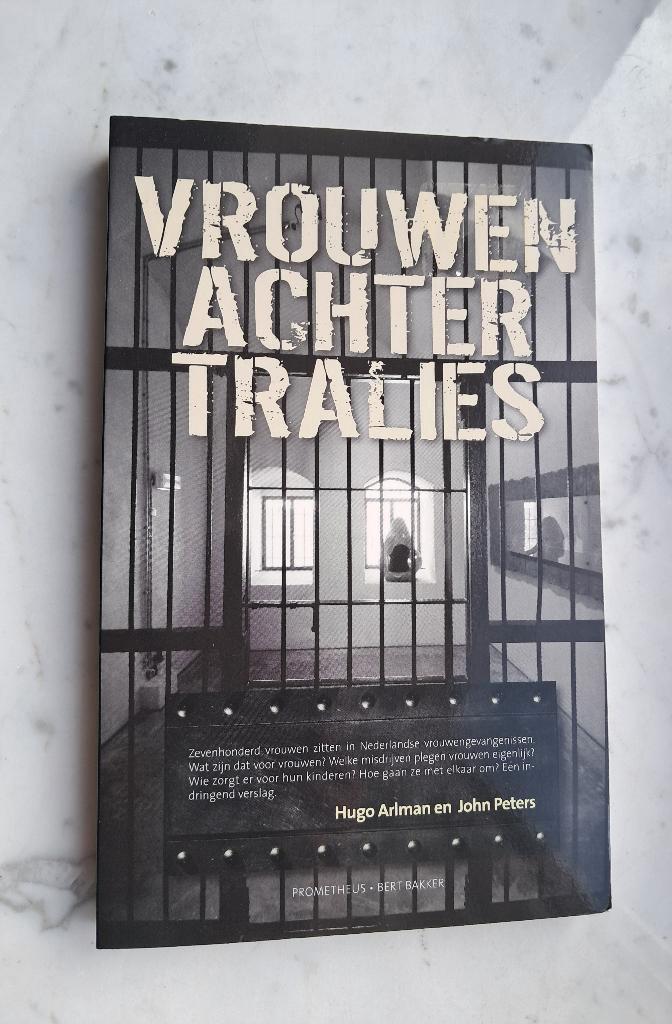 Vrouwen achter tralies - Hugo Arlman en John Peters, Boeken, Politiek en Maatschappij, Nieuw, Maatschappij en Samenleving, Ophalen of Verzenden