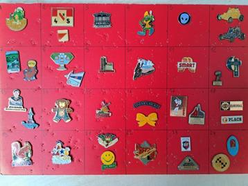 Pin's pins bij de doos zie foto's en nieuws/lees de aankondi beschikbaar voor biedingen