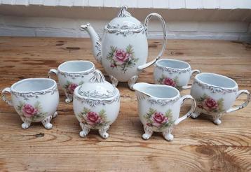 7 Delig brocante koffie/ thee servies roze rozen op pootjes beschikbaar voor biedingen