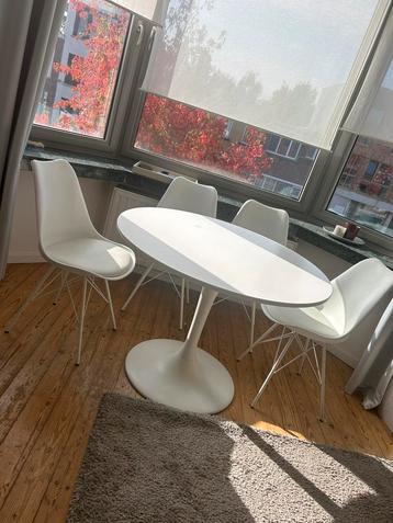 Eettafel ikea beschikbaar voor biedingen