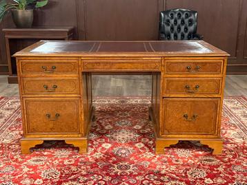 Klassiek Engels bureau #472 beschikbaar voor biedingen