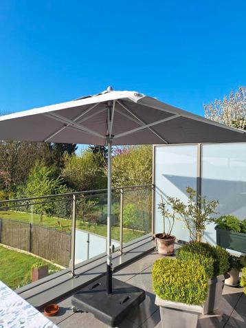 Stevige parasol met voet en hoes beschikbaar voor biedingen