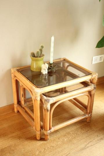 Vintage Rotan bijzettafeltjes beschikbaar voor biedingen