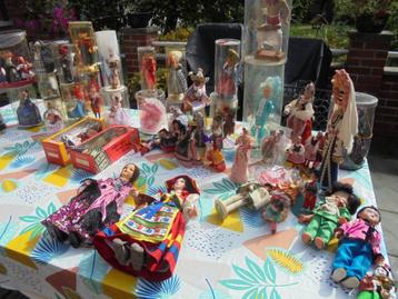Set oude poppen uit de folklore en verschillende landen  beschikbaar voor biedingen