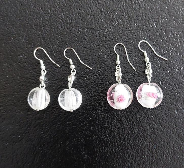 Boucles d'oreilles pendantes blanches et roses, Bijoux, Sacs & Beauté, Boucles d'oreilles, Utilisé, Pendantes, Autres matériaux
