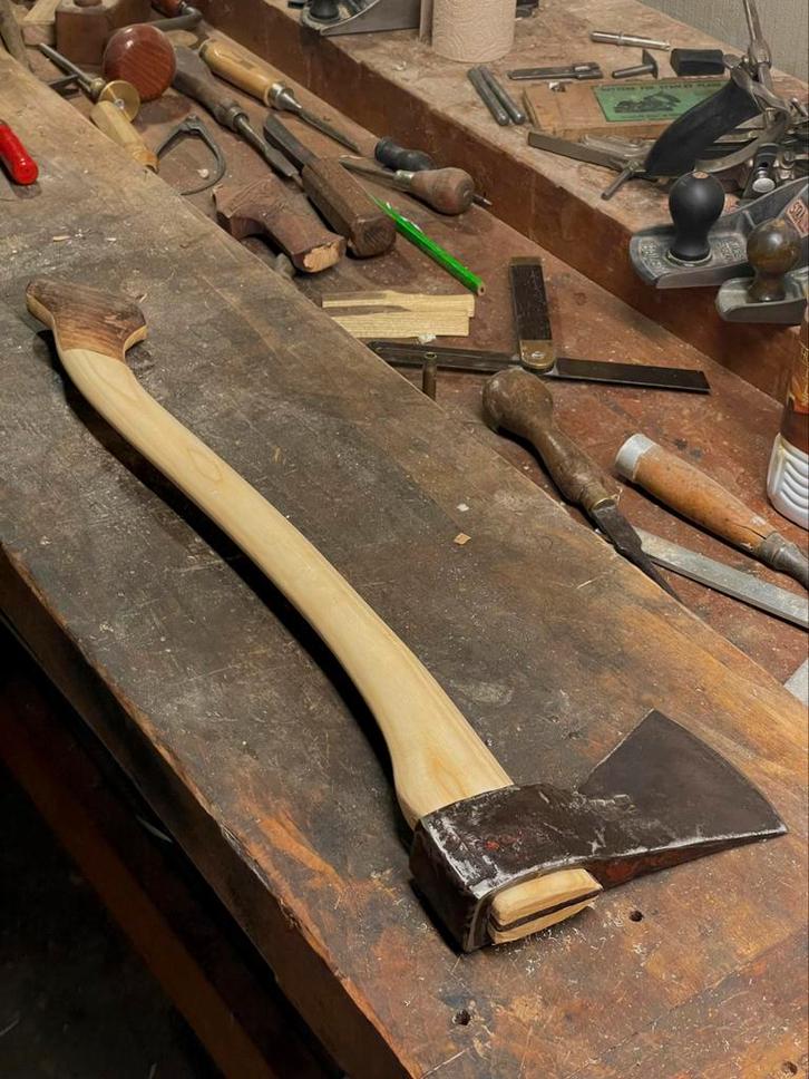 Handgemaakte bijl essen steel 64cm, Antiek en Kunst, Antiek | Gereedschap en Instrumenten, Ophalen of Verzenden