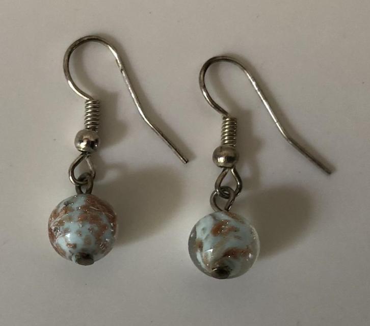 Oorbellen oorhangers bolletje, Handtassen en Accessoires, Oorbellen, Gebruikt, Hangers, Overige materialen, Overige kleuren, Ophalen of Verzenden