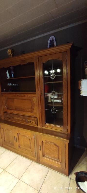 Houten kast beschikbaar voor biedingen