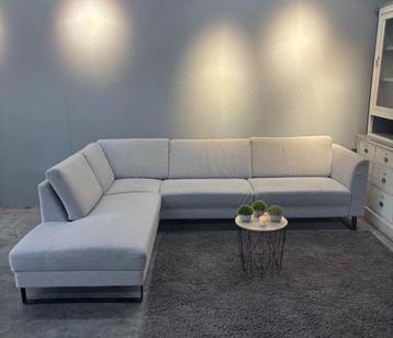 Lichtgrijze Hoekzetel – Stijlvol, Comfortabel & Tijdloos beschikbaar voor biedingen